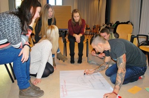 (Die Studierenden und Schüler*innen bei der gemeinsamen Arbeit. Foto: Prof. Dr. Michaela Rißmann) (Die Studierenden und Schüler*innen bei der gemeinsamen Arbeit. Foto: Prof. Dr. Michaela Rißmann)